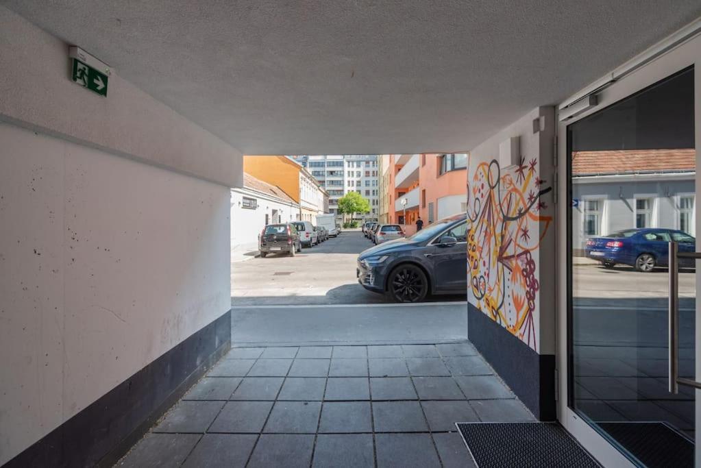 Neu Und Hell In Zentraler Ruhelage Mit Parkplatz
